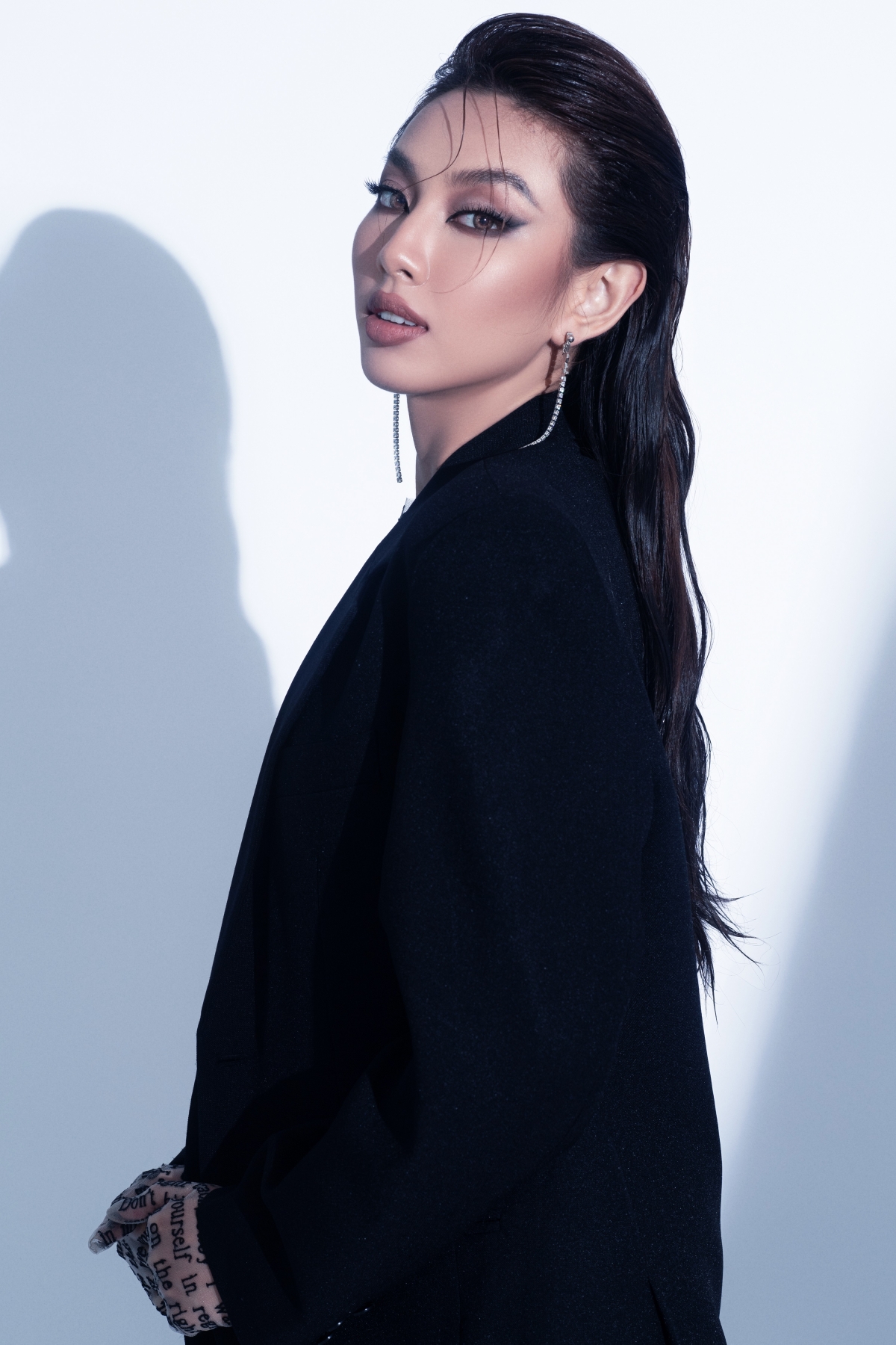Hoa hậu Thùy Tiên “biến hóa” đa sắc thái trong bộ ảnh mới khiến fan xôn xao - Ảnh 6.