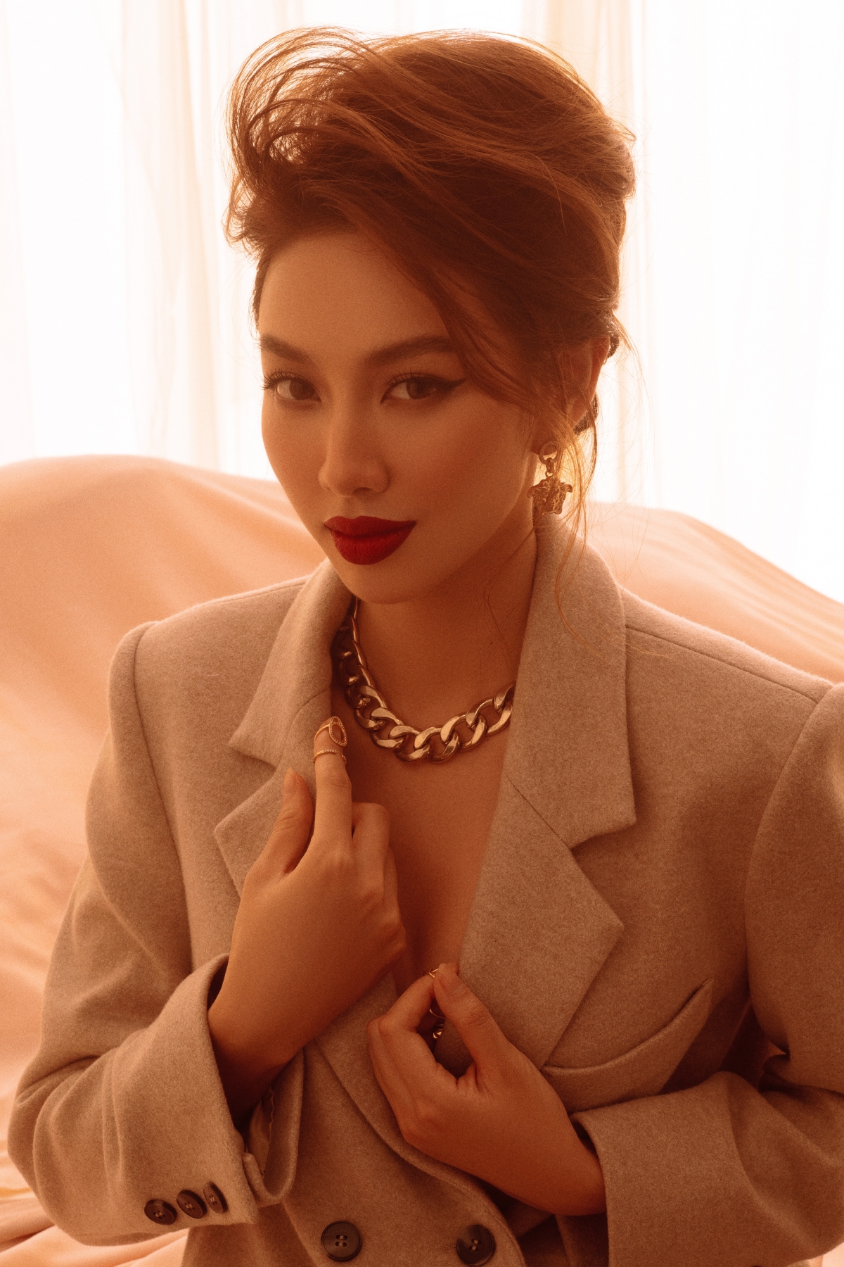 Hoa hậu Thùy Tiên “biến hóa” đa sắc thái trong bộ ảnh mới khiến fan xôn xao - Ảnh 11.