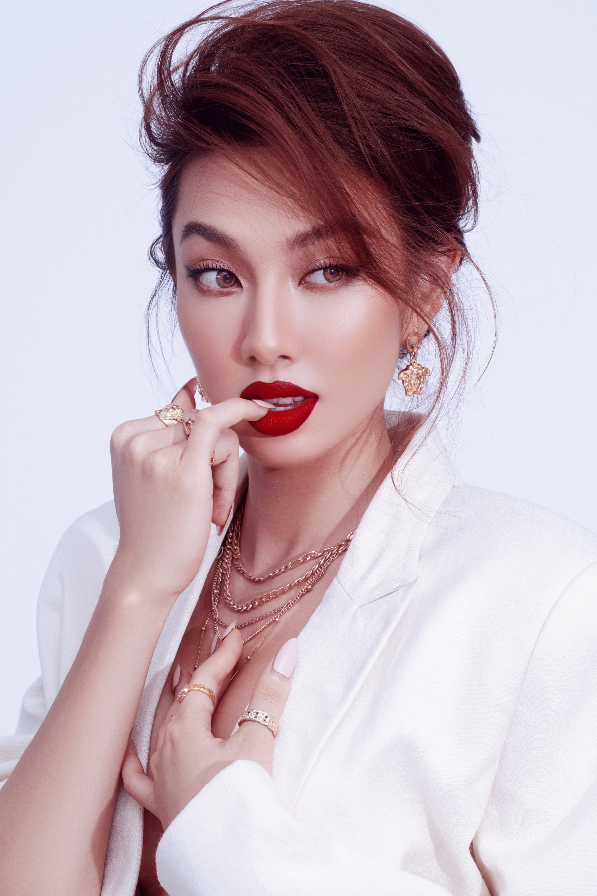 Hoa hậu Thùy Tiên “biến hóa” đa sắc thái trong bộ ảnh mới khiến fan xôn xao - Ảnh 1.