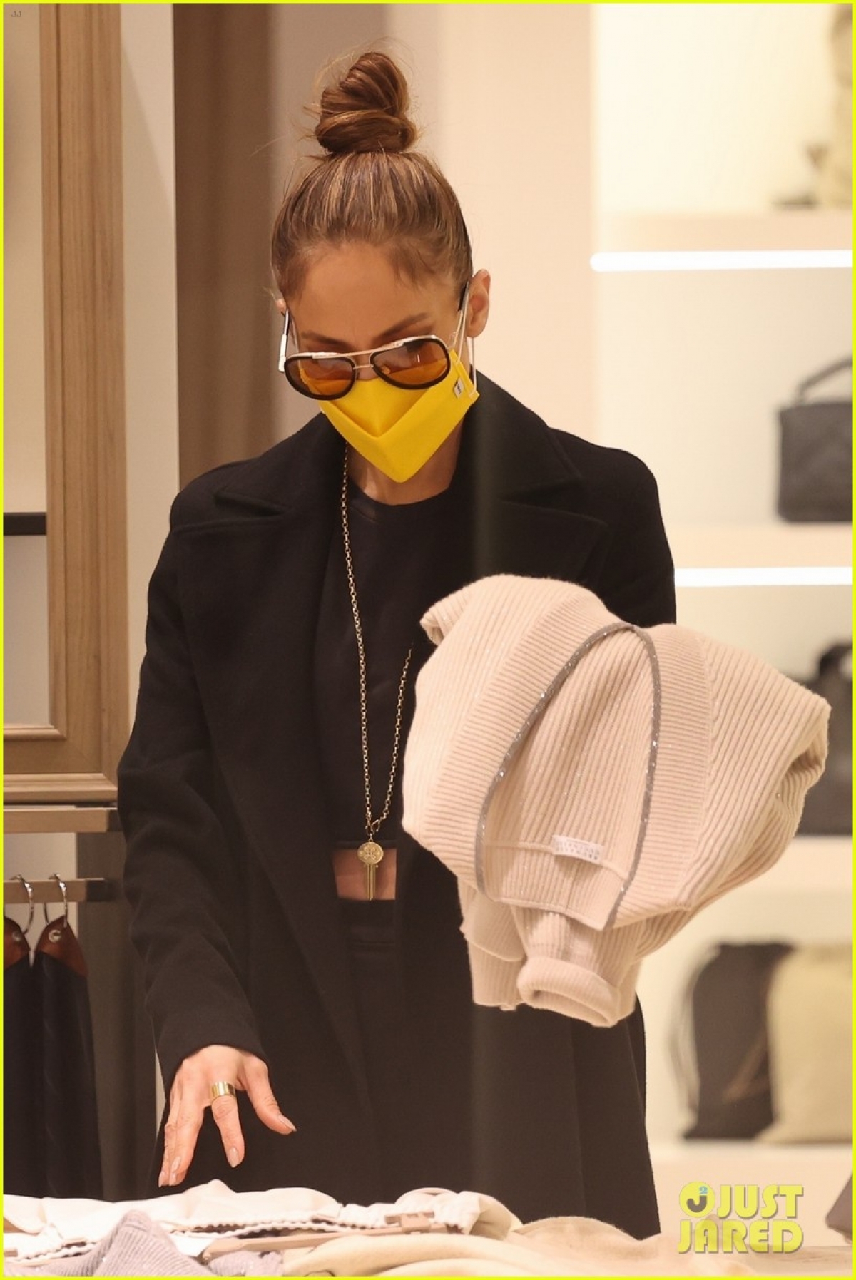 Jennifer Lopez được bạn trai Ben Affleck &quot;hộ tống&quot; đi mua sắm - Ảnh 2.