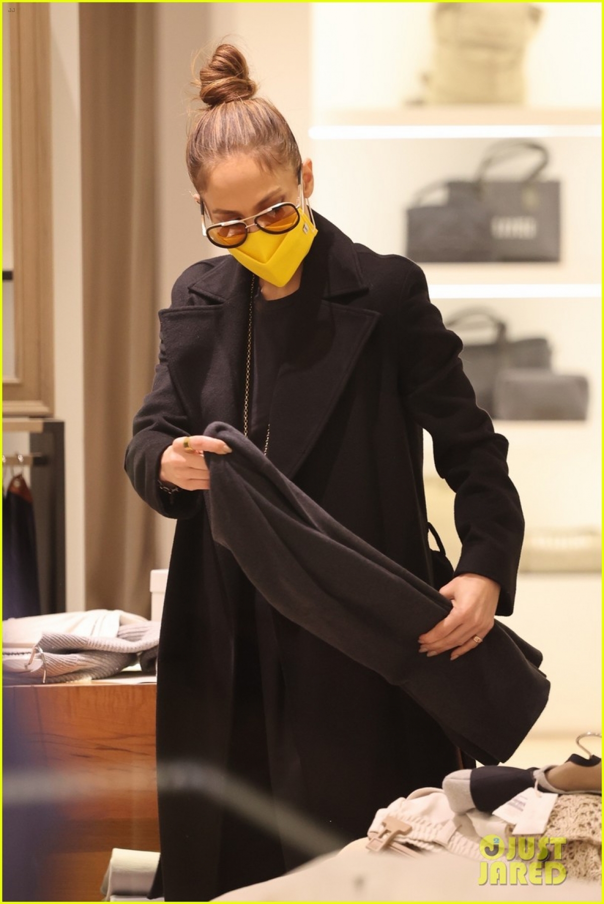 Jennifer Lopez được bạn trai Ben Affleck &quot;hộ tống&quot; đi mua sắm - Ảnh 4.
