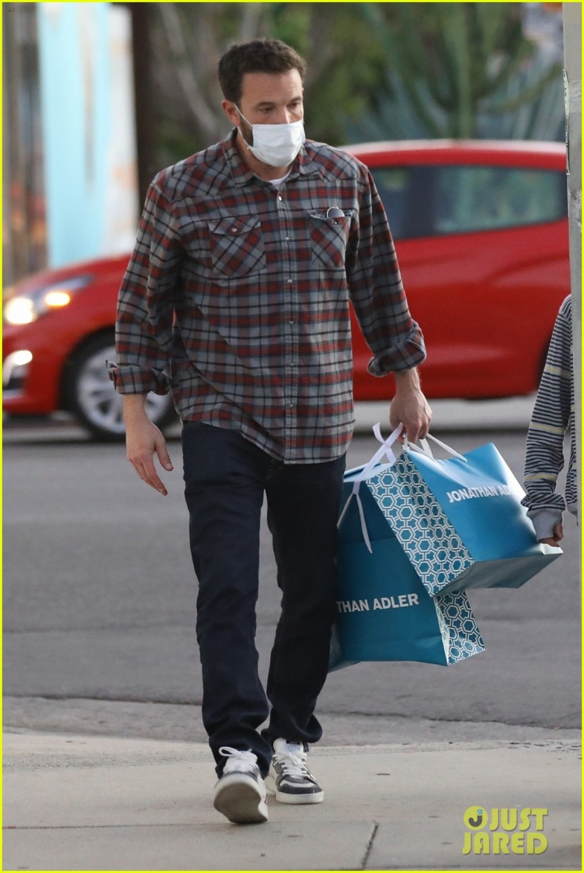 Jennifer Lopez được bạn trai Ben Affleck &quot;hộ tống&quot; đi mua sắm - Ảnh 6.
