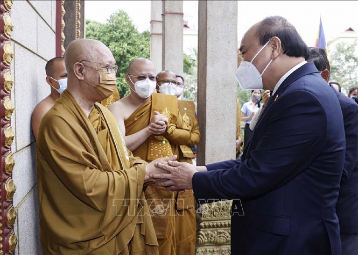 Chủ tịch nước Nguyễn Xuân Phúc thăm các vị Đại tăng thống Campuchia - Ảnh 2.