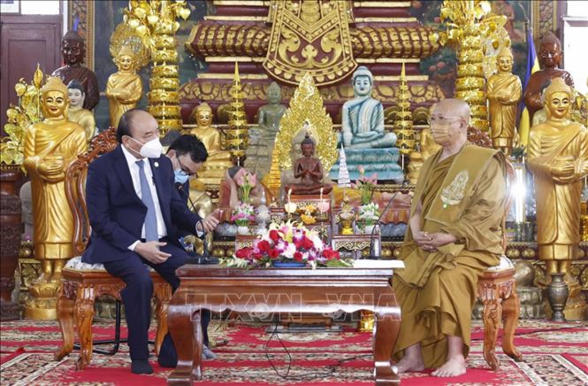 Chủ tịch nước Nguyễn Xuân Phúc thăm các vị Đại tăng thống Campuchia - Ảnh 3.