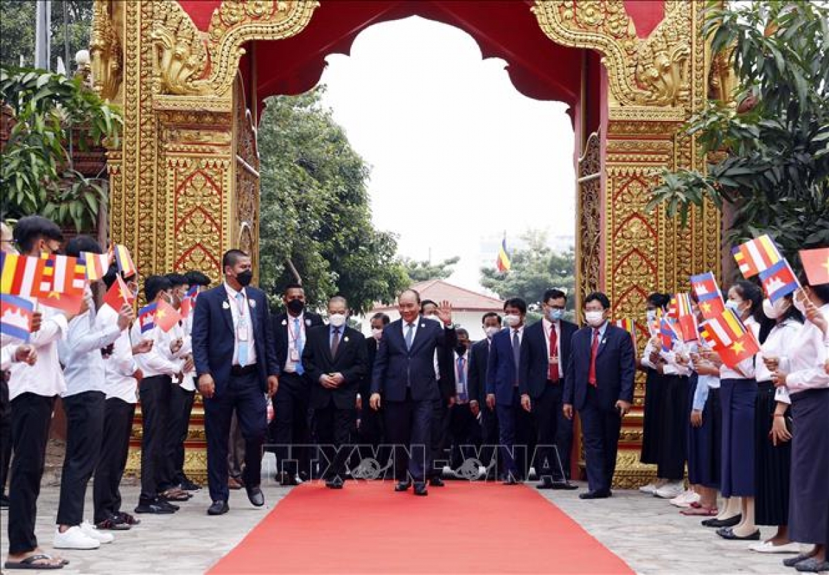 Chủ tịch nước Nguyễn Xuân Phúc thăm các vị Đại tăng thống Campuchia - Ảnh 1.