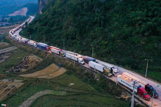 Ùn tắc ở cửa khẩu phía Bắc: Đề xuất chở hàng sang Trung Quốc bằng tàu hỏa - Ảnh 1.