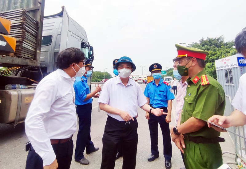 Chủ tịch Hà Nội chỉ đạo phương án thông xe ‘luồng xanh’ nhanh nhất - Ảnh 1.