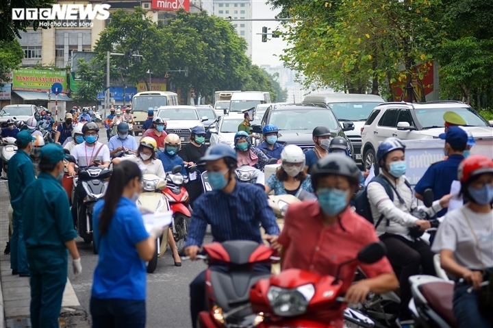 Công an Hà Nội cần kiểm tra ngẫu nhiên, tìm người ra đường không chính đáng - Ảnh 1.