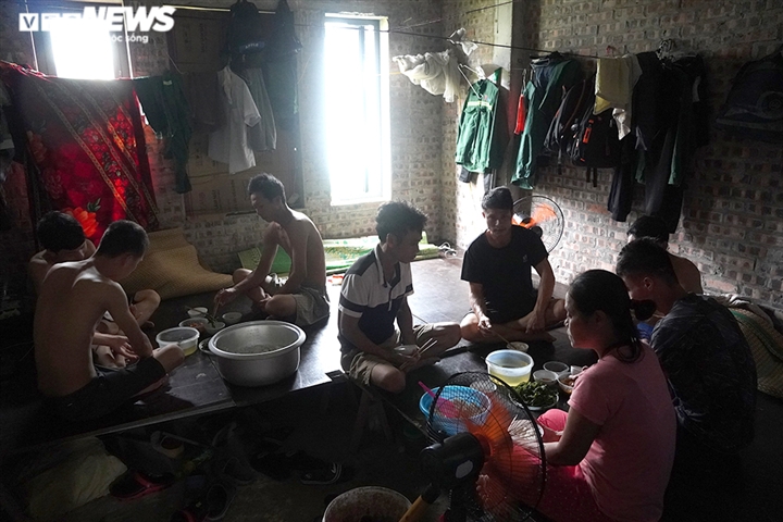 Kẹt lại Hà Nội, lao động nghèo nấu mì tôm chan cơm sống qua mùa dịch - Ảnh 2.