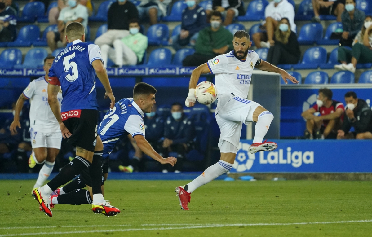 Benzema rực sáng, Real Madrid “đè bẹp” Deportivo Alaves - Ảnh 1.