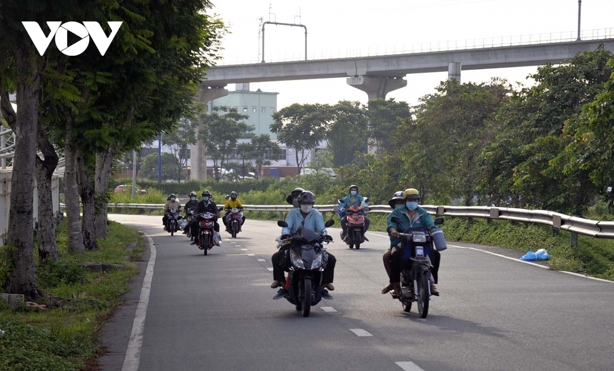 Người dân tự ý đi xe máy về quê, phải kịp thời hỗ trợ để an tâm ở lại - Ảnh 1.