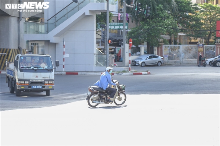 Ảnh: Quay đầu xe bỏ chạy khi thấy chốt kiểm soát người đi đường ở Hà Nội - Ảnh 10.