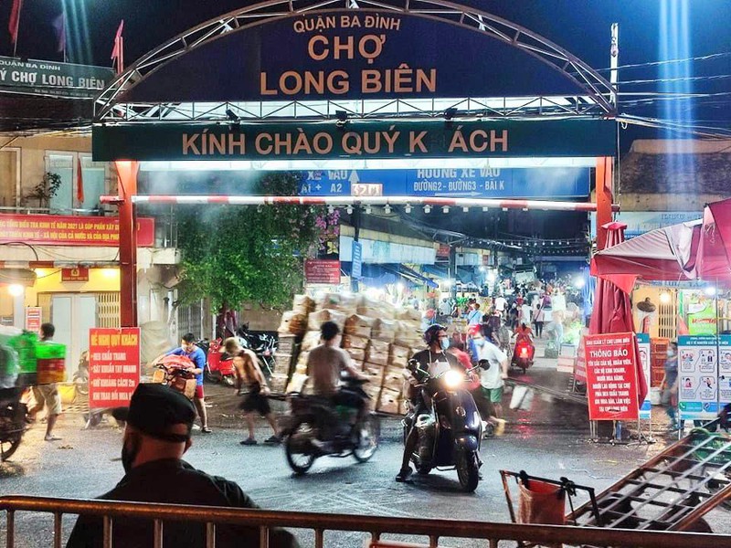 Phong toả khu vực kinh doanh hải sản chợ Long Biên do liên quan ca mắc COVID-19 - Ảnh 1.