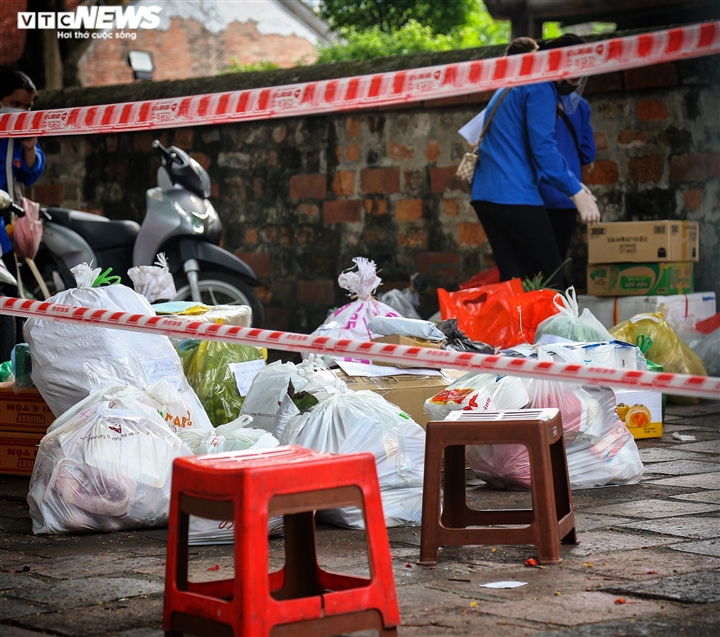 Hà Nội: Tiếp tế lương thực cho gần 500 nhân khẩu bị phong toả ở phường Văn Miếu - Ảnh 6.