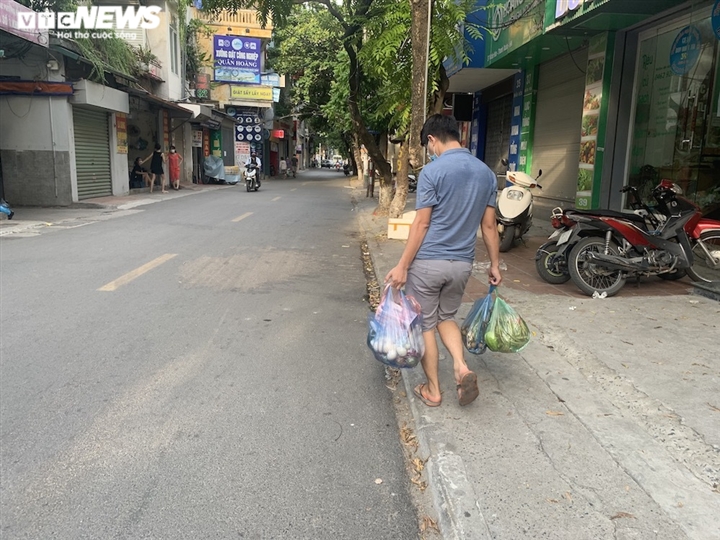 Hà Nội kéo dài giãn cách thêm 15 ngày, dân không còn đổ xô mua đồ tích trữ - Ảnh 14.