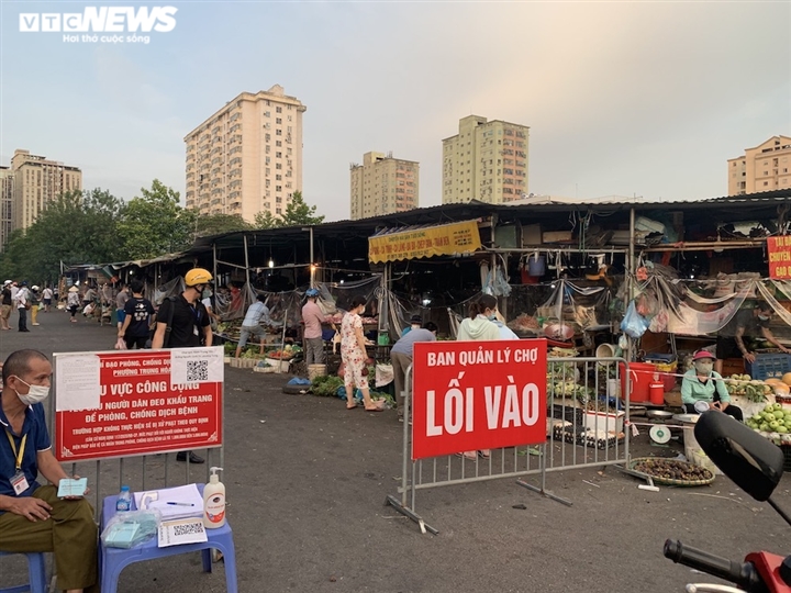 Hà Nội kéo dài giãn cách thêm 15 ngày, dân không còn đổ xô mua đồ tích trữ - Ảnh 17.