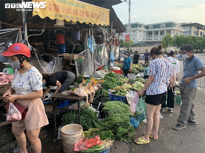 Hà Nội kéo dài giãn cách thêm 15 ngày, dân không còn đổ xô mua đồ tích trữ - Ảnh 18.