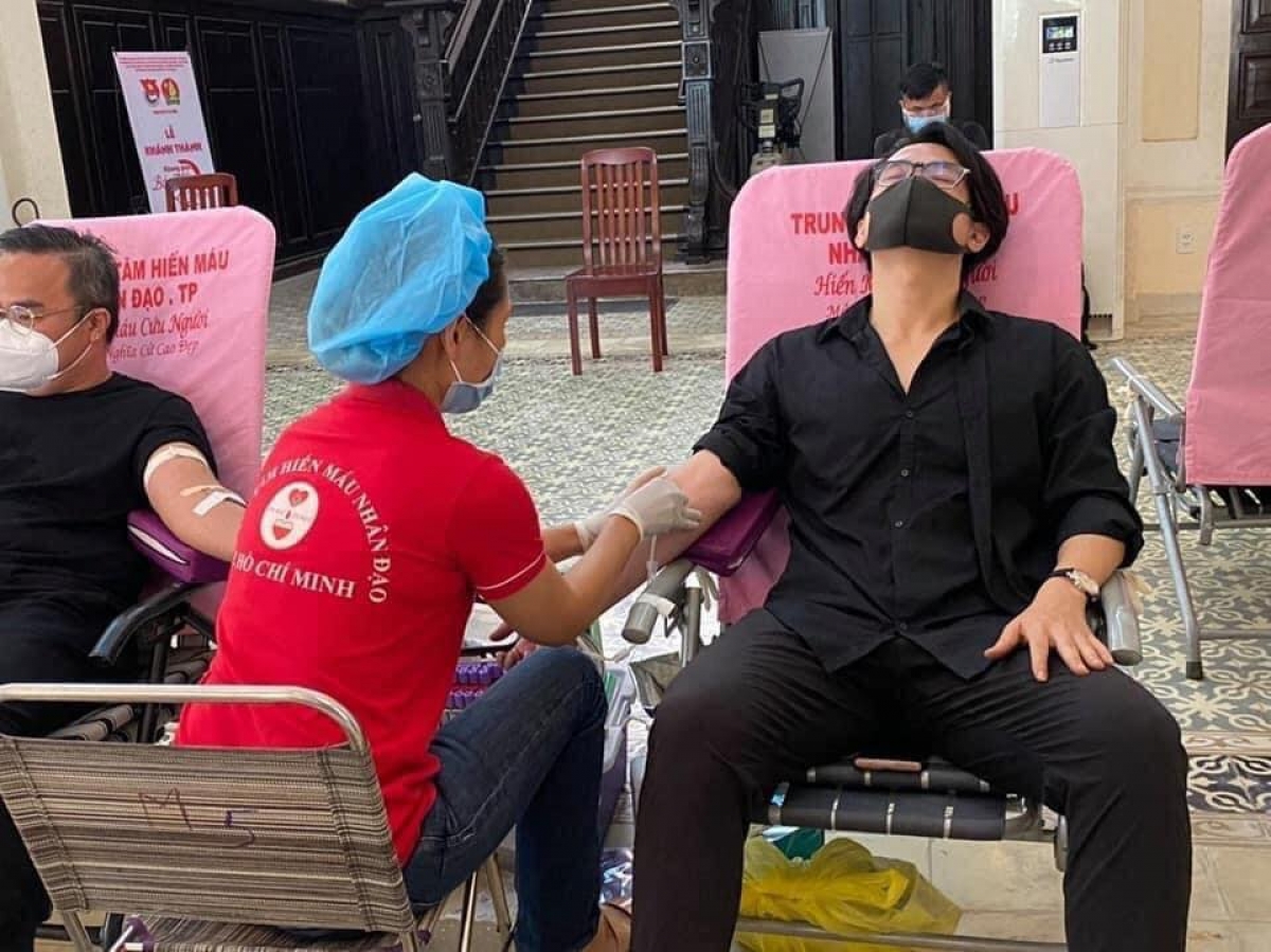 Hà Anh Tuấn lặng lẽ đi hiến máu nhân đạo giữa mùa dịch - Ảnh 1.