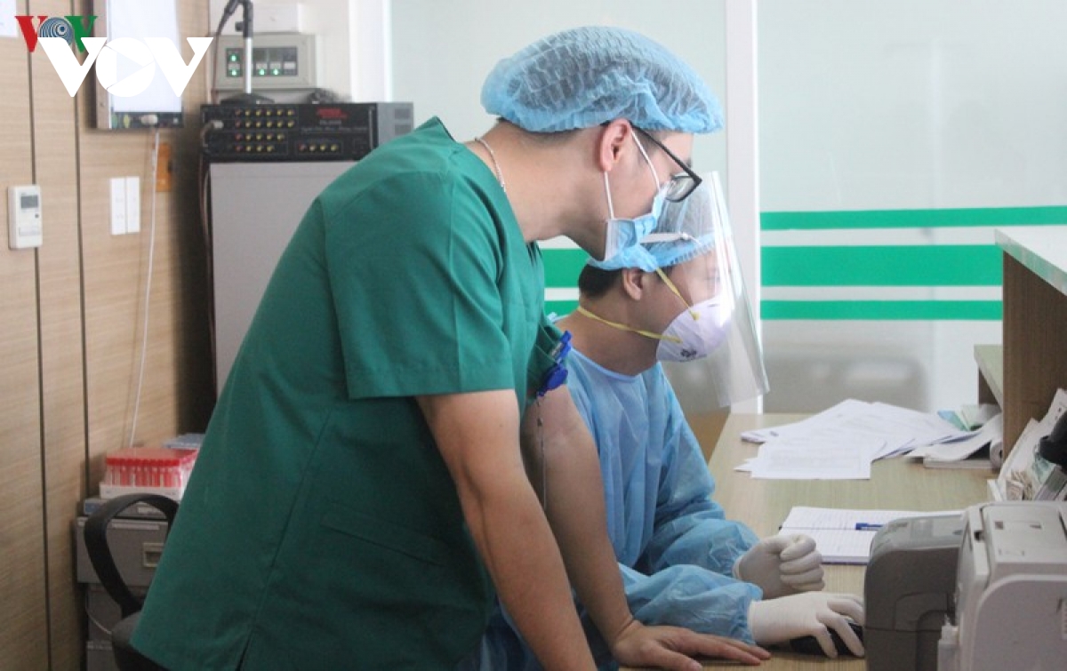 Hà Nội ghi nhận 12 ca mắc COVID-19 mới, có 3 ca sàng lọc ho sốt tại cộng đồng - Ảnh 1.