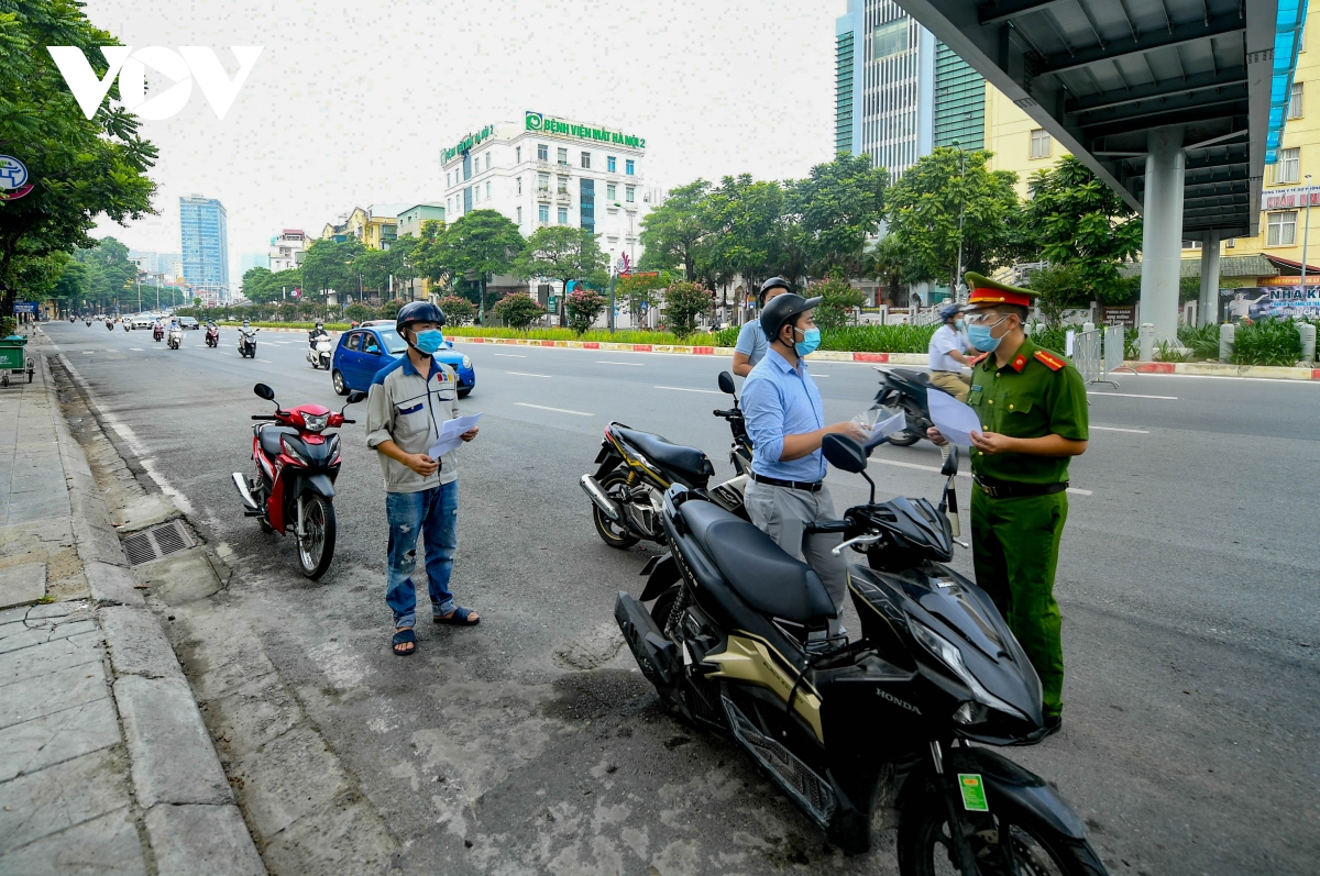 Nhiều chốt kiểm soát ở Hà Nội ùn ứ sau khi có quy định mới về Giấy đi đường - Ảnh 2.