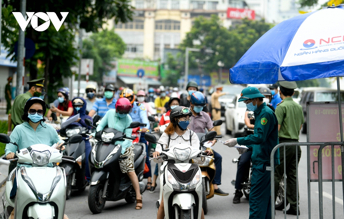 Nhiều chốt kiểm soát ở Hà Nội ùn ứ sau khi có quy định mới về Giấy đi đường - Ảnh 7.