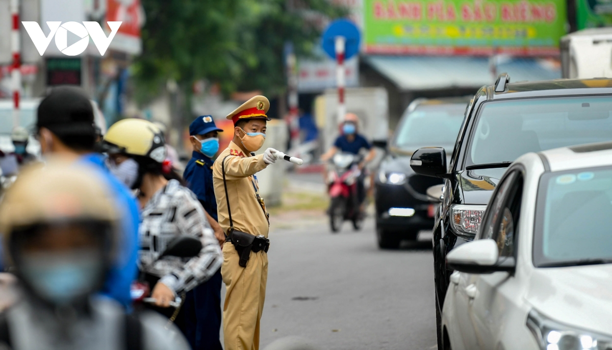 Nhiều chốt kiểm soát ở Hà Nội ùn ứ sau khi có quy định mới về Giấy đi đường - Ảnh 11.