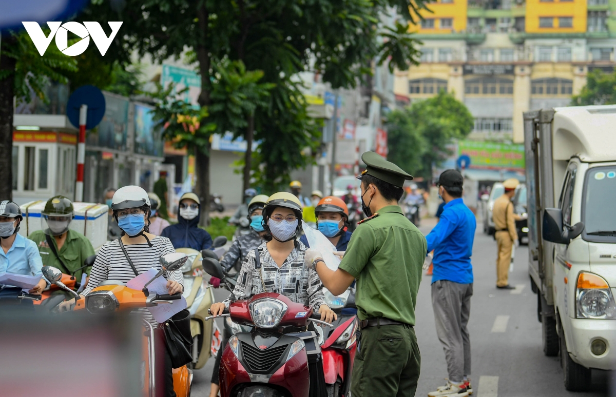 Nhiều chốt kiểm soát ở Hà Nội ùn ứ sau khi có quy định mới về Giấy đi đường - Ảnh 1.