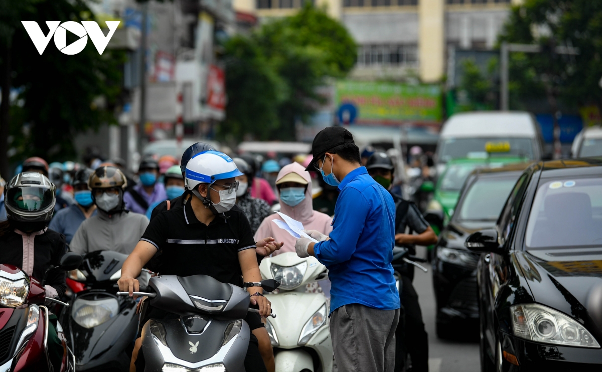 Nhiều chốt kiểm soát ở Hà Nội ùn ứ sau khi có quy định mới về Giấy đi đường - Ảnh 8.