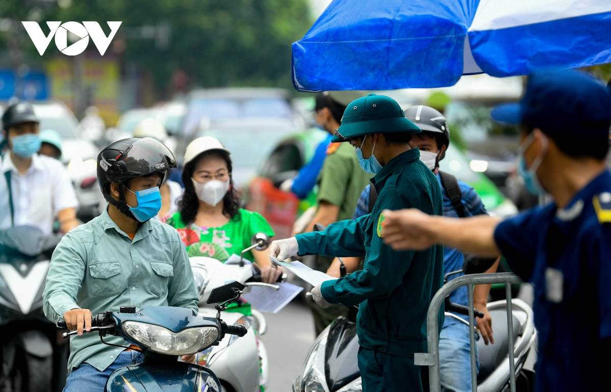 Nhiều chốt kiểm soát ở Hà Nội ùn ứ sau khi có quy định mới về Giấy đi đường - Ảnh 10.