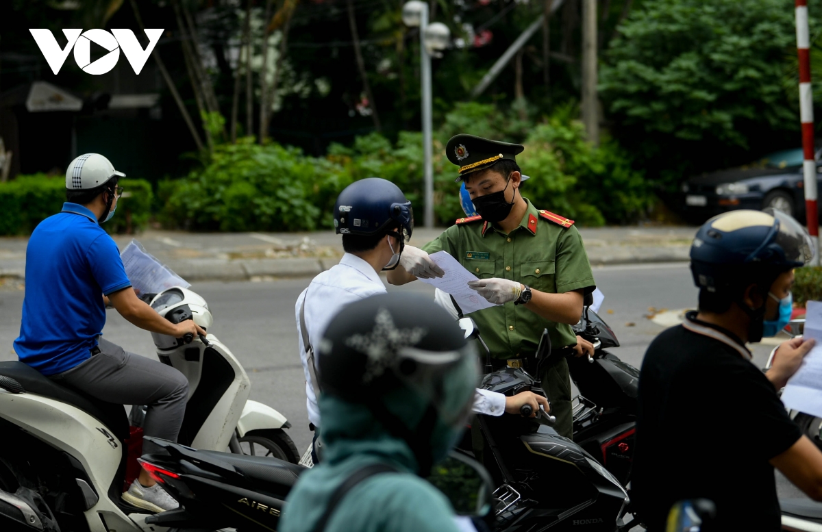 Nhiều chốt kiểm soát ở Hà Nội ùn ứ sau khi có quy định mới về Giấy đi đường - Ảnh 6.