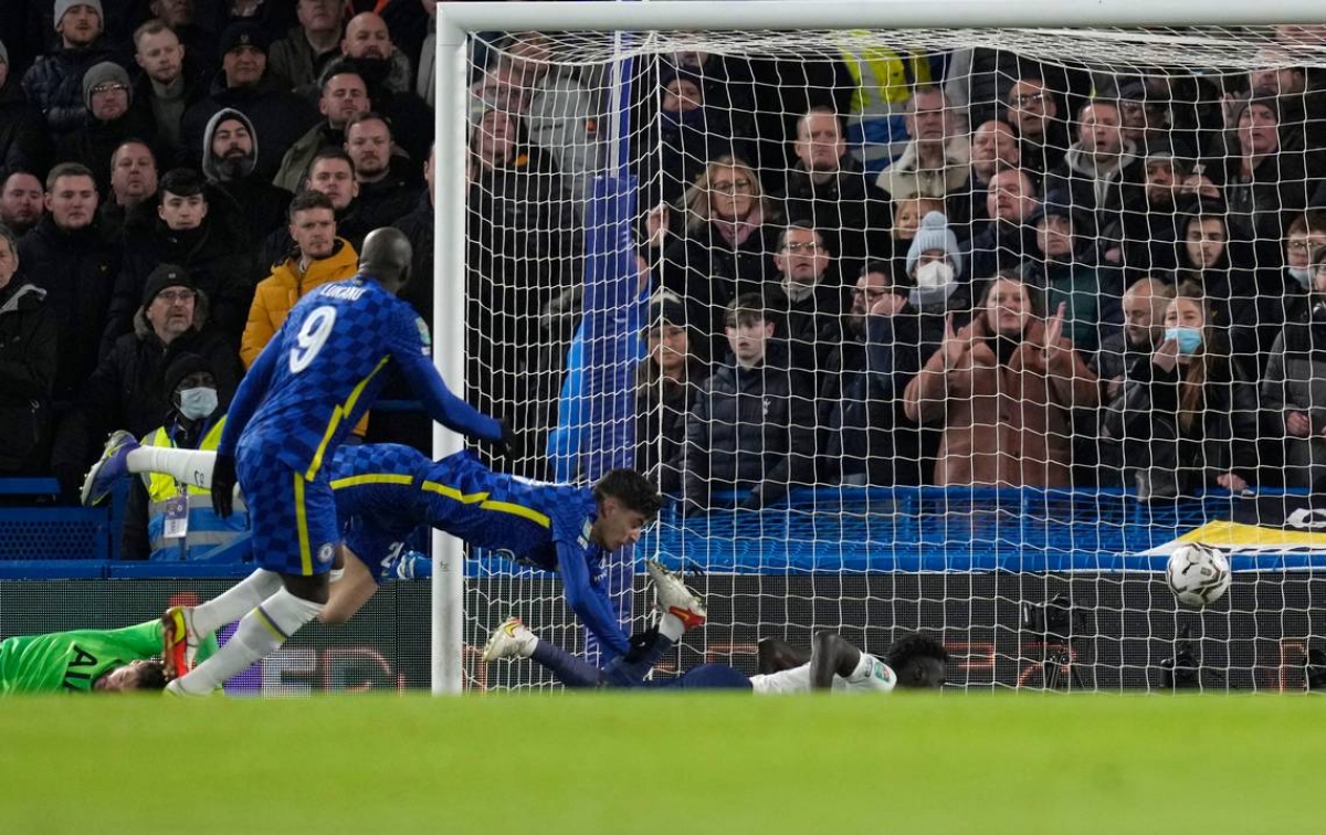 Sao Chelsea bị gãy ngón tay khi ghi bàn vào lưới Tottenham - Ảnh 1.