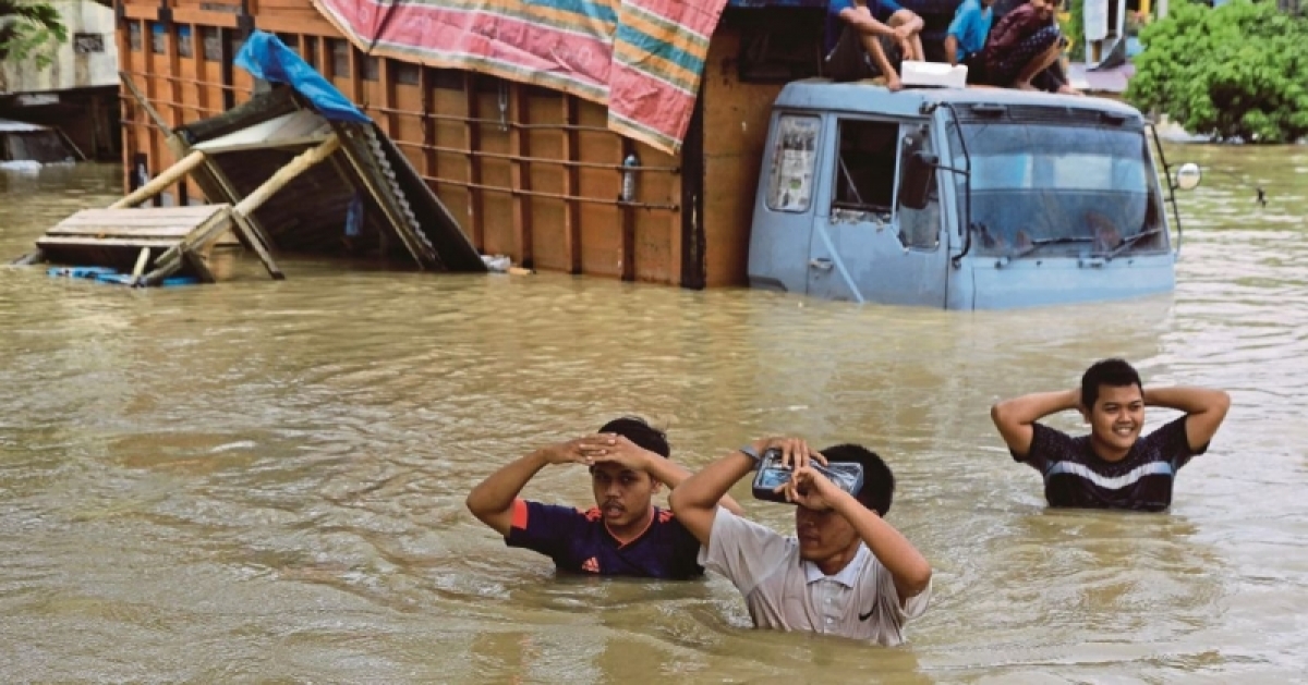 Lũ lụt ở Indonesia khiến 3 người thiệt mạng, 31.000 người sơ tán - Ảnh 1.