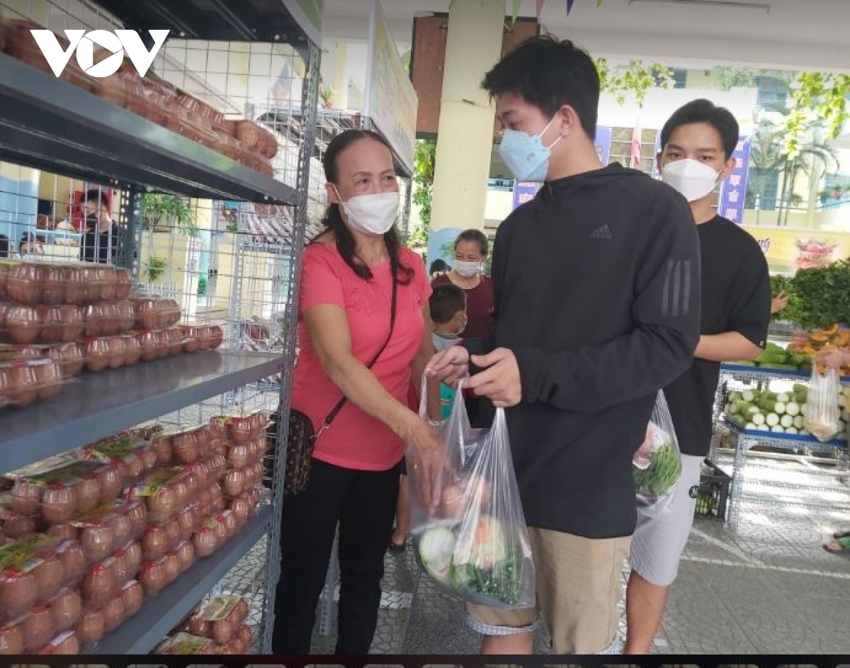 Ấm lòng phiên chợ 0 đồng cho sinh viên khó khăn ở Đà Nẵng - Ảnh 2.