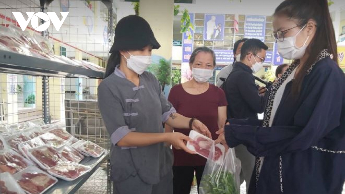 Ấm lòng phiên chợ 0 đồng cho sinh viên khó khăn ở Đà Nẵng - Ảnh 3.