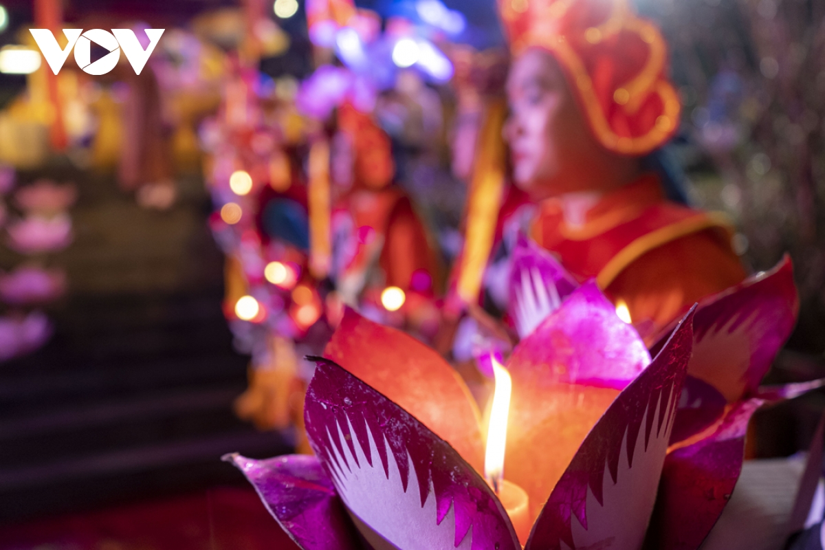 Nghi lễ thắp sáng biểu tượng bảy bước đi của Đức Phật lúc đản sinh - Ảnh 5.
