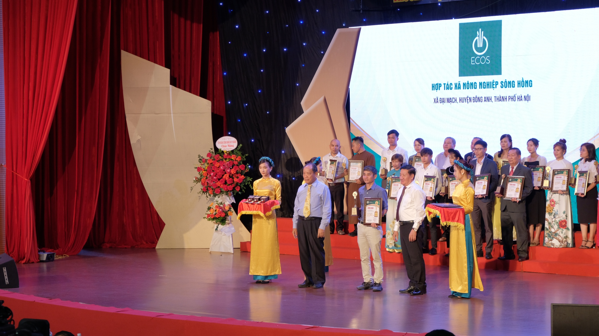 Tôn vinh 126 thương hiệu Vàng nông nghiệp Việt Nam năm 2022 - Ảnh 1.