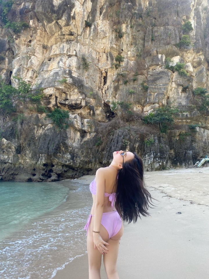 Bạn gái Nhâm Mạnh Dũng diện bikini, khoe thân hình nóng bỏng trên bãi biển - Ảnh 1.
