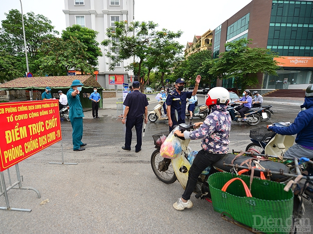 Hà Nội lập nhiều chốt kiểm tra giấy đi đường của người dân - Ảnh 1.