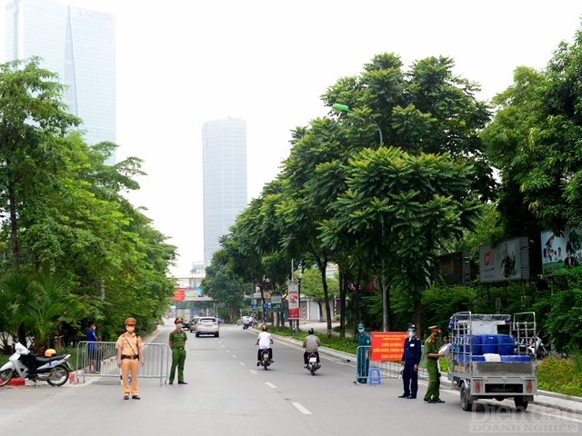 Hà Nội lập nhiều chốt kiểm tra giấy đi đường của người dân - Ảnh 2.