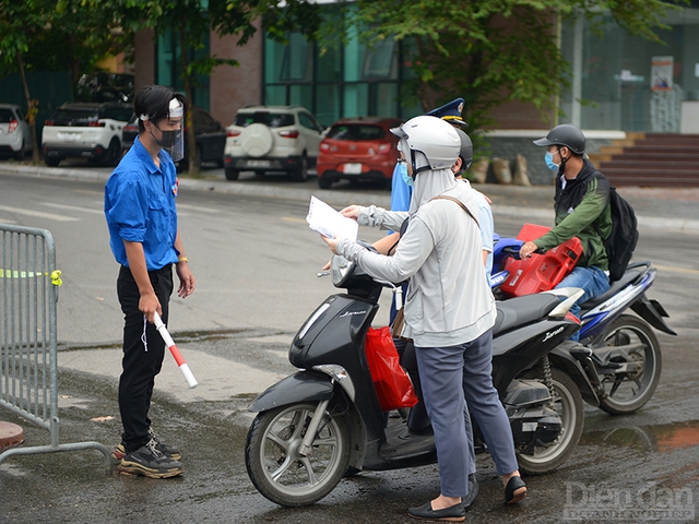 Hà Nội lập nhiều chốt kiểm tra giấy đi đường của người dân - Ảnh 4.