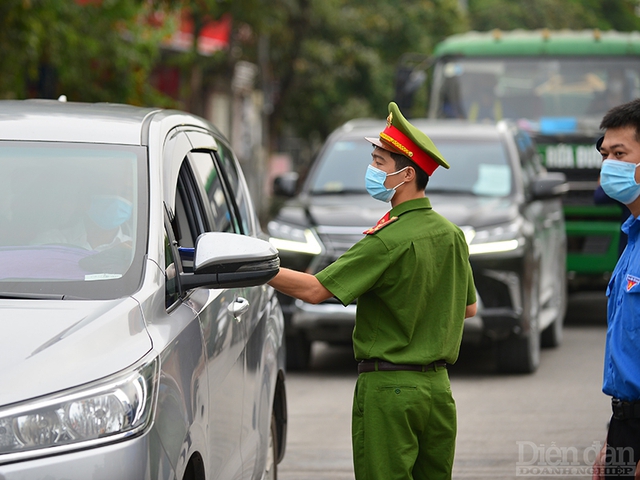 Hà Nội lập nhiều chốt kiểm tra giấy đi đường của người dân - Ảnh 5.