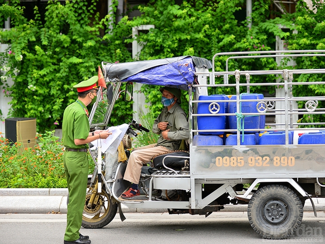 Hà Nội lập nhiều chốt kiểm tra giấy đi đường của người dân - Ảnh 6.