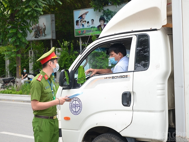 Hà Nội lập nhiều chốt kiểm tra giấy đi đường của người dân - Ảnh 8.