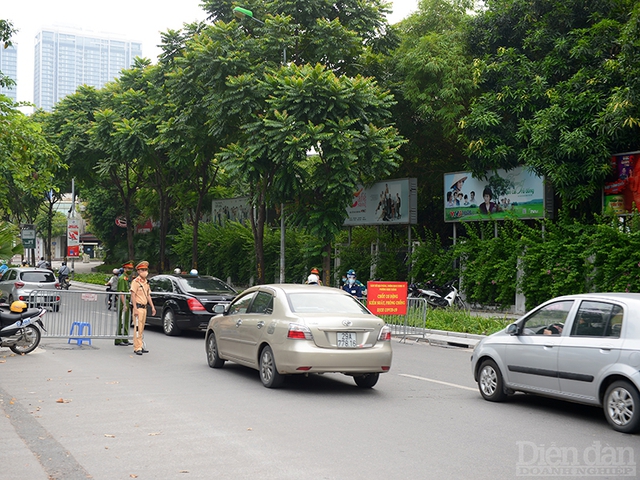 Hà Nội lập nhiều chốt kiểm tra giấy đi đường của người dân - Ảnh 9.