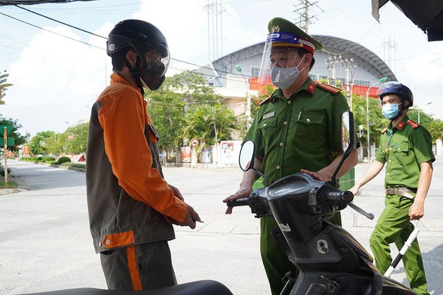 Trình giấy đi đường không hợp lệ, nhiều người Hà Nội phải quay đầu xe - Ảnh 5.