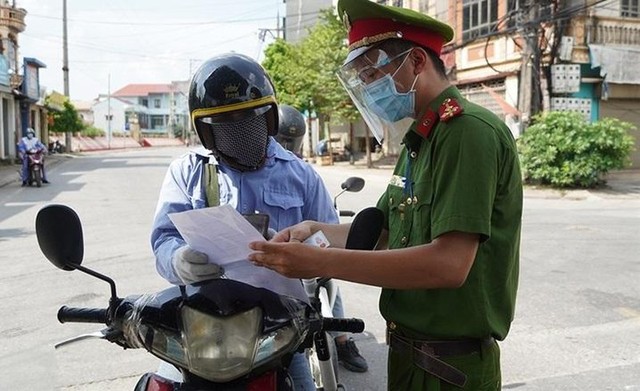 Trình giấy đi đường không hợp lệ, nhiều người Hà Nội phải quay đầu xe - Ảnh 7.