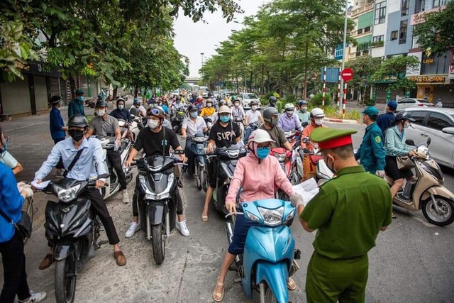 Hà Nội: Siết chặt kiểm tra, kiểm soát việc sử dụng giấy đi đường - Ảnh 1.