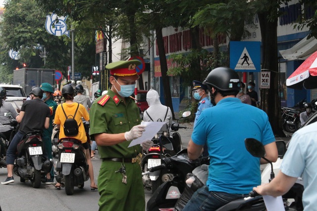 Hà Nội: Siết chặt kiểm tra, kiểm soát việc sử dụng giấy đi đường - Ảnh 2.