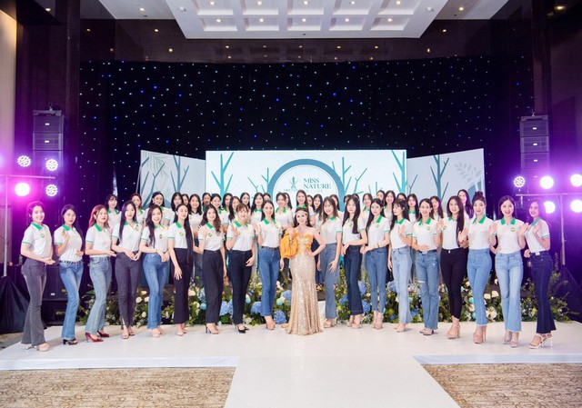Nữ Hoàng Hoa Hồng Bùi Thanh Hương (ở giữa) chụp ảnh cùng các thí sinh tại cuộc thi Hoa hậu Thiên nhiên Việt Nam 2023 - Miss Nature VietNam 2023