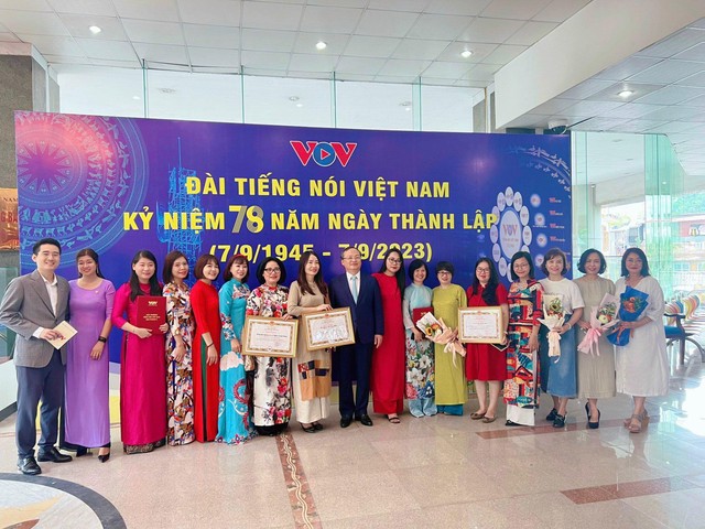 Tổng Giám đốc Đài Tiếng nói Việt Nam Đỗ Tiến Sỹ chụp hình kỷ niệm với các tác giả và ekip đạt giải